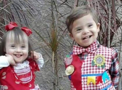 A hölgy örökbe fogadta Ezt a két tündéri Down-szindrómás gyermeket, akit ezért a tettéért rengetegen megköveztek - Az édesanya most írt válasza elsöprő!