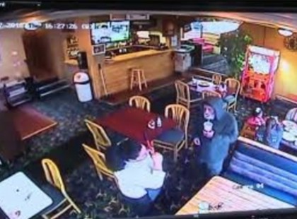 A pincérnő kiszolgált egy hajléktalant, de aztán megtudta, hogy az nem volt más, mint a saját főnöke!