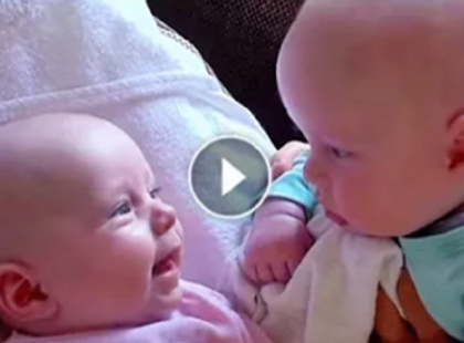 A világ legédesebb beszélgetése, ilyen édes babákat még nem láttál!