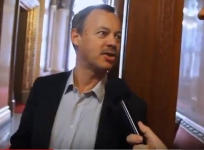 Botrányos: a fideszes képviselő szerint, sokan azért mennek külföldre, mert itthon nem lehet eleget túlórázni