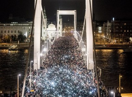 Gigatüntetésé duzzad a vasárnapi magmozdulás, a Facebookon már több, mint 50 ezer meghívott van