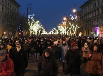 Hatalmas a kormányellenes tüntetés: megtelt a Hősök tere, tömve volt a kisföldalatti