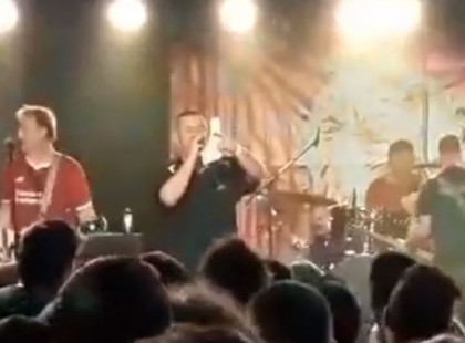 Hoppá! A rockbanda felolvasta az ellenzéki tüntetők 5 pontját a karácsonyi koncertjén (+videó)