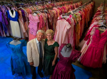 Ilyen egy igazi férfi! 56 év házasság alatt, 55 ezer ruhát vásárolt a feleségének a férj!