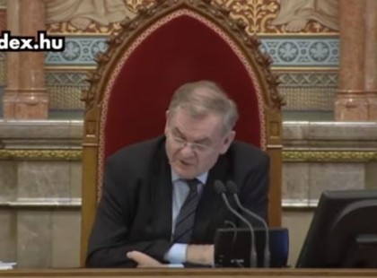 Botrányos videó: így kapta instrukcióba a fideszes parlamenti elnök, hogyan kell megvonni a szót az ellenzéki képviselőktől