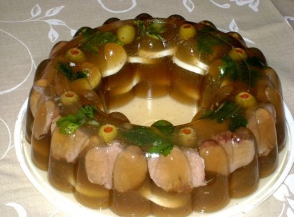 Megfőzte a kocsonyát, desszertgyűrűbe rakta, hűtőbe tette, mikor felszeletelte, a család szava elállt!