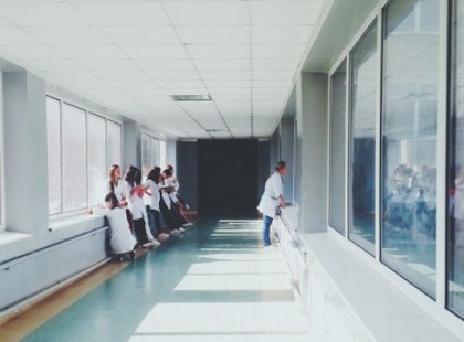 A nővér rajtakapta a férfit, mit csinál haldokló feleségével a kórházban. Nem hitt a szemének...