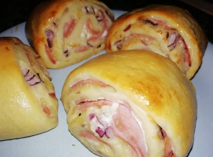 Töltött háromszögek, sonkás – sajtos finomság, elképesztően egyszerű a recept!