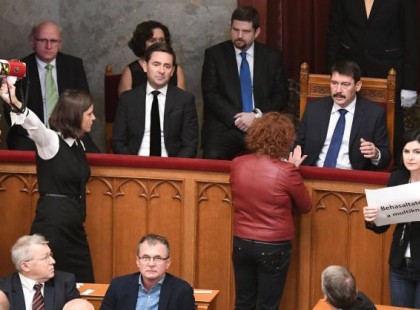 Világbotrány lett a rabszolgatörvényből: az összes jelentős külföldi lap írt a botrányos szavazásról