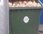 A tescó kidobja a nap végén a megmaradt zsömléket, kenyeret a kukába.