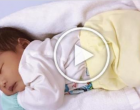 Egy ápolónő megmutatja, hogyan lehet elaltatni egy babát, egy törölköző segítségével!