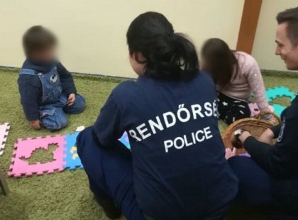 4 éves kisfiút találtak a Rendőrök szilveszterkor éjfélkor. Eközben az anyjuk iszogatott a Vörösmarty téren