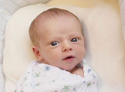 Borzalom! Halálra éheztette a 2 hónapos kisbabát a saját 