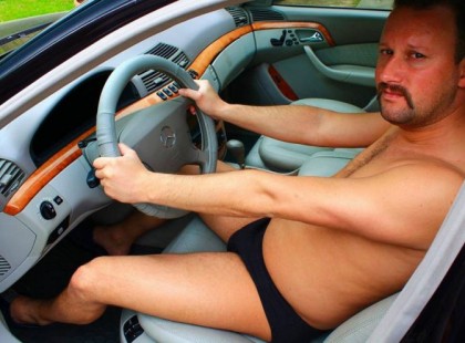 Alekosz megfenyegetett mindenkit aki Orbán ellen tüntet. Normális ez az ember?