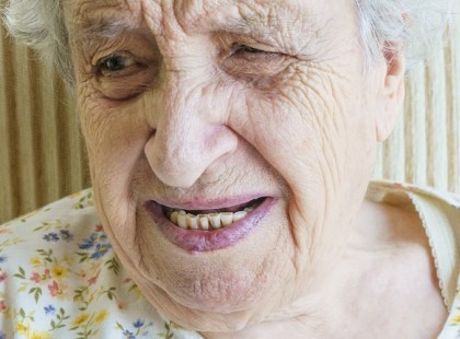 Miért a nyugdíjasok szívnak a bank hibája miatt? Fizessen a bank késedelmi kamatot