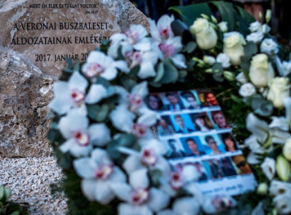 Lassan már 2 éve történt a 17 halálos áldozatot követelő veronai buszbaleset, de fájdalmunk azóta sem csökkent! „Magunkkal hordozzuk életünk végéig ezt a tragédiát!” - Soha nem feledünk Titeket!
