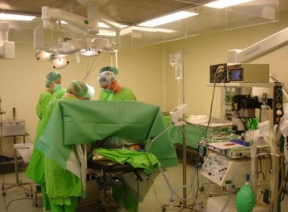 Combnyaktöréssel került a ceglédi kórházba, rossz lábát műtötték meg