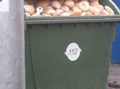 A tescó kidobja a nap végén a megmaradt zsömléket, kenyeret a kukába.