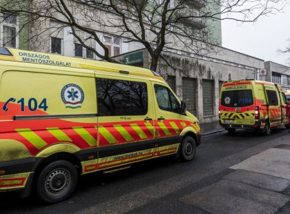 Azonnal kirúgták a buszsofőrt, aki az újra élesztést végző mentősökkel ordibált