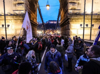 Lezárták a Lánchidat a tüntetők