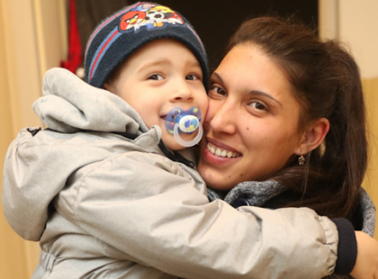 Mesébe illő összefogásnak köszönhetően, ÍGY kezdhet új életet a buszmegállóban fagyoskodó 3 éves Benjámin és édesanyja! Járnak még közöttünk jóérzésű emberek!