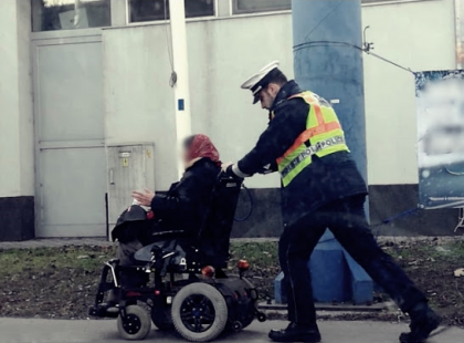Ezt miért nem osztja meg senki: Hazáig tolták a rendőrök a bajbajutott kerekesszékes nénit. EZ történt szegénnyel: - Ismerjük el ritka NEMES tettüket egy ❤-el mi is!