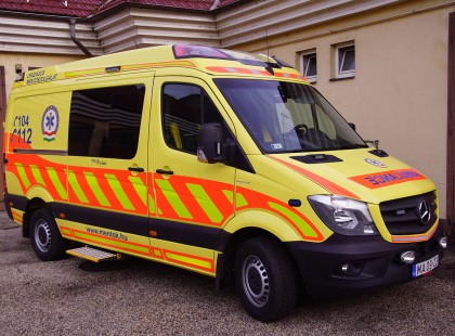 81 éves néni kezében robbant szét a petárda, pedig ő csak a szemetet szedte össze.Két ujja szakadt le