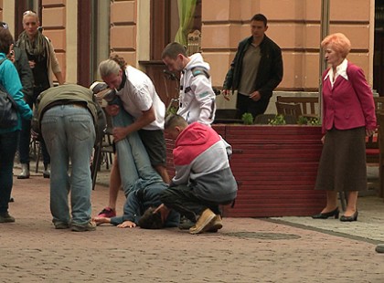 Vidáman sétáltunk amikor összeesett anyukám. Ami ezután történt azt mindenkinek tudnia kell