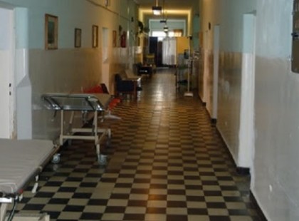 Borzalmas tragédia: Leejtették a bácsit a kórházi hordágyról, meghalt... A gyászoló család most a közösséghez fordul segítségért: