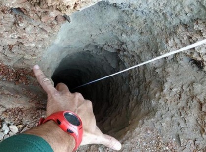 Szívszoritó, felemelt kézzel várta a halált a kútba esett 2 éves kisfiú, kiderültek a részletek