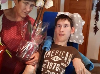 A nagybeteg Lackó édesanyja elhunyt. A magatehetetlen srác 52 ezret kap havonta, segítségre szorul