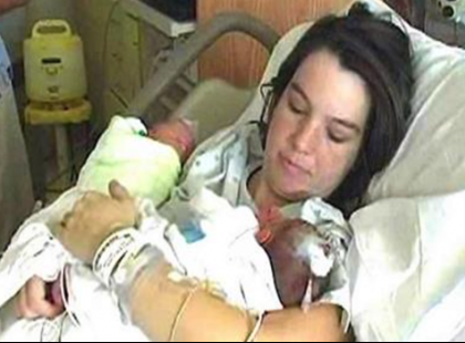 Első ránézésre úgy tűnik, hogy az anya ikreket tart a kezében… de a látszat csal!