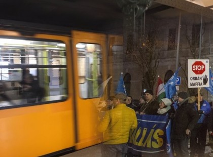 Metrófoglalásra készülnek a tüntetők Budapesten