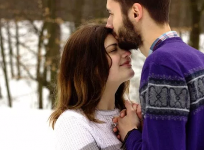 Kaptál már valakitől homlokpuszit? Gondoltál arra, hogy milyen jelentősége lehet? Csak kevesen tudják, hogy EZT jelenti valójában: