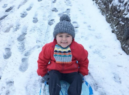 Tragédia! Tegnap délután szánkózni indult a 4 éves Virág, de egy Ilyen borzalmas baleset miatt, azóta kómában fekszik! Kívánjunk neki sok-sok szívecskével mielőbbi felépülést!