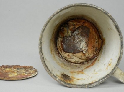 70 évig állt ez a bögre az auschwitzi Múzeumban, a közelmúltban az alja kiesett, de amit benne találtak, az valóban elképesztő!