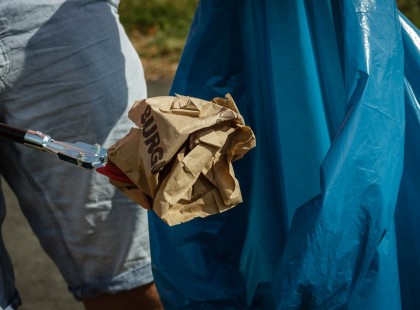 A férfinak 3 lánya van, mindegyiket kiiskoláztatta, de szégyellte elmondani nekik, miből teremti elő a pénzt.....