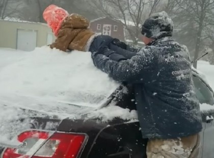 Autótakarítási trükk kisgyerekes apukáknak