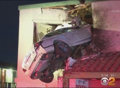 Busz kamerája vette fel, hogy repült fel az első emeletig a balesetező Nissan