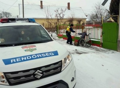 Amit ez a Rendőr tett a kerekes székes nénivel, az egészen rendkívüli
