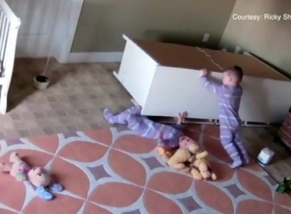 Pelenkás hős – Kiszabadította ikertestvérét a ráboruló szekrény alól egy kétéves kisfiú