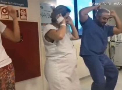 Fenékrázás és csípőtekerés a szülészeten