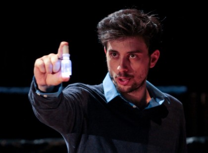 Bepöccent az előadás közben mobilozókra a színész- Ezt tette a darab közepén