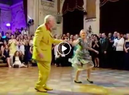 Mert ha rock and rollt hallgatsz, vagy táncolsz rá, senki és semmi sem állíthat meg