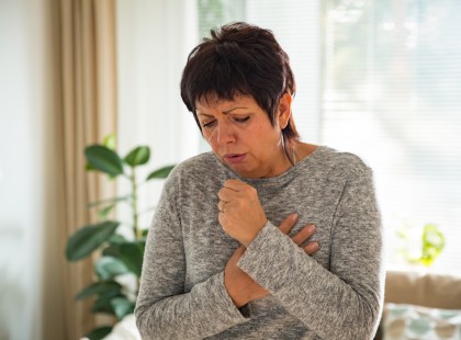 Próbáld ki ezt a házilag is elkészíthető köhögés elleni szirupot, pár óra alatt eltűnhet a nyák a tüdőből