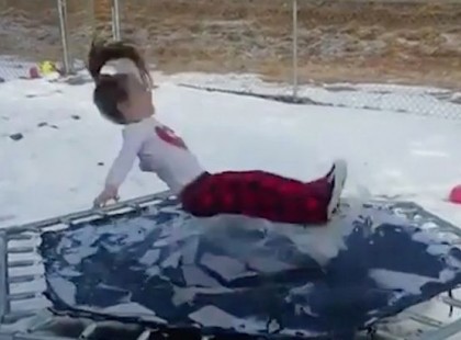 A kislány trambulint kapott karácsonyra, rögtön ki is próbálta – Aztán rájött, hogy várnia kellett volna vele tavaszig…