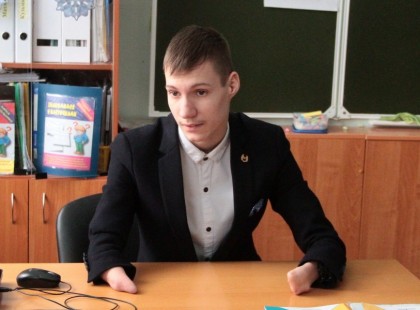 Ez a fiú ujjak nélkül született, de ez nem akadályozza abban, hogy azt tegye amit szeret!