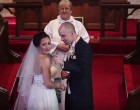 A menyasszony nem érti, miért hátráltatja vőlegénye az esküvői ceremóniát - aztán párja a karzatra mutat