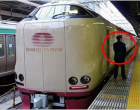 Az utaskísérő a vonat mellett várta a turistákat Japánban, mikor felszálltak a vonatra, szóhoz se jutottak!
