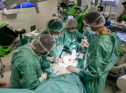 Megműtötték a fejüknél összenőtt ikreket a Magyar orvosok. Sikeres lett a műtét